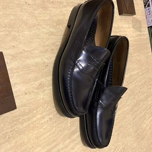 Gh bass weejuns is the classic loafers. 10 1/2 d. black. 9 out of 10 condition.